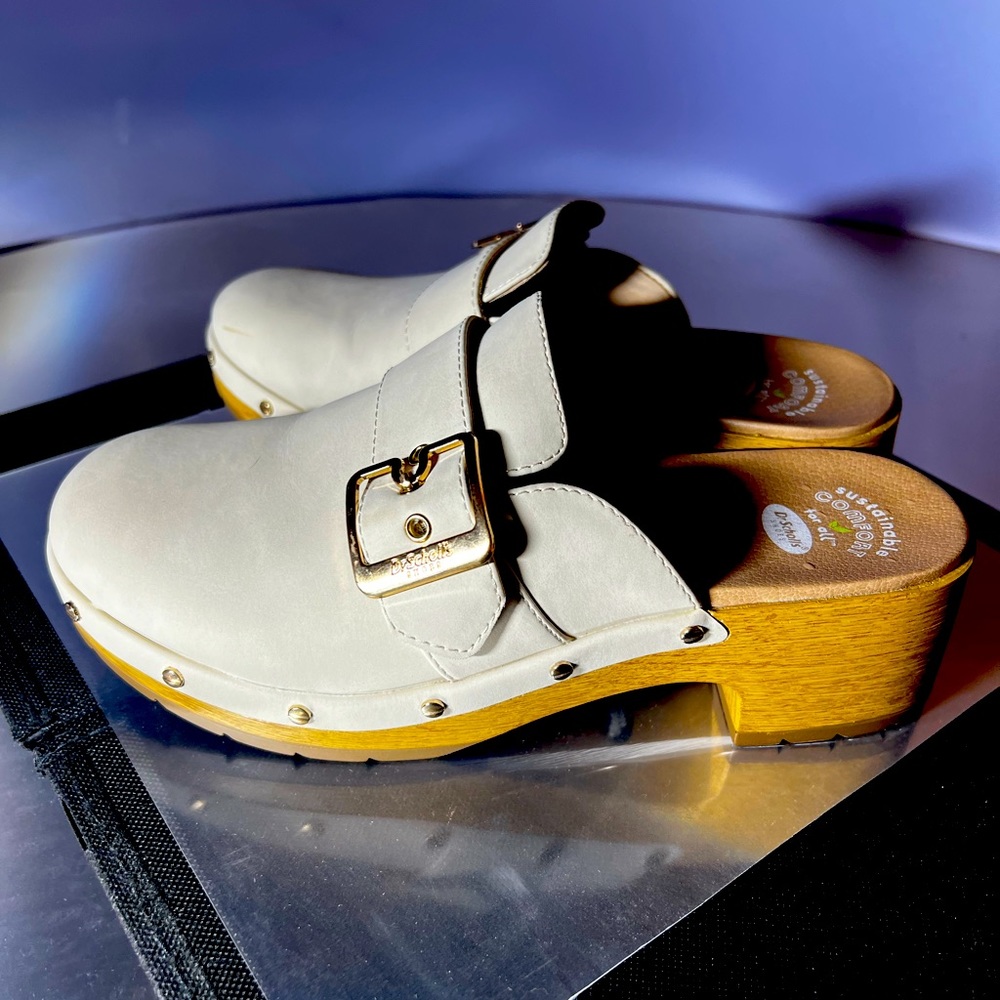 Dr. Scholl’s Shoes Cream Slip-On Closed-Toed Clogs, size 7.5M